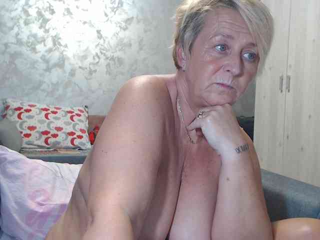 LovePinkLilli webcam