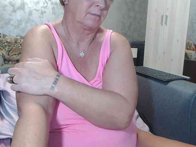 LovePinkLilli webcam