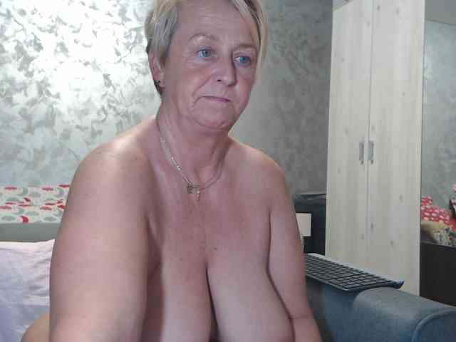 LovePinkLilli webcam