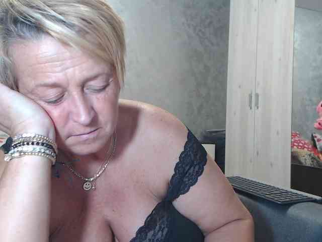 LovePinkLilli webcam