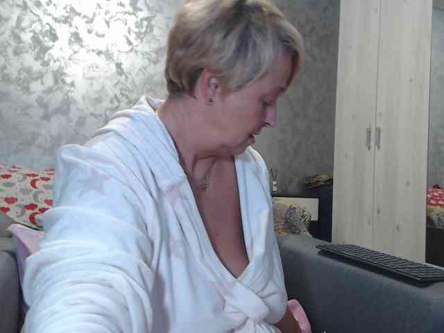 LovePinkLilli webcam