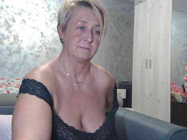 LovePinkLilli webcam