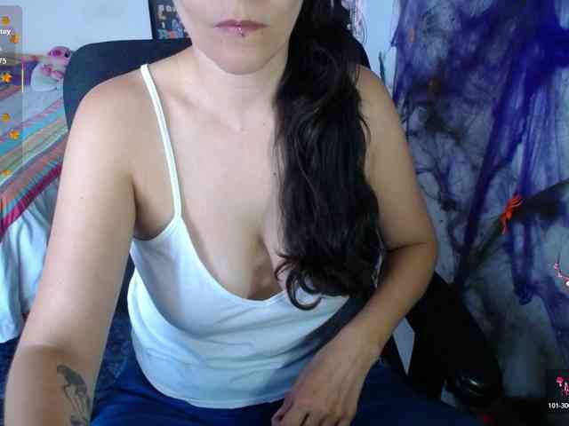 Giselle-moon webcam