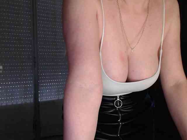 Alina-Lovely webcam