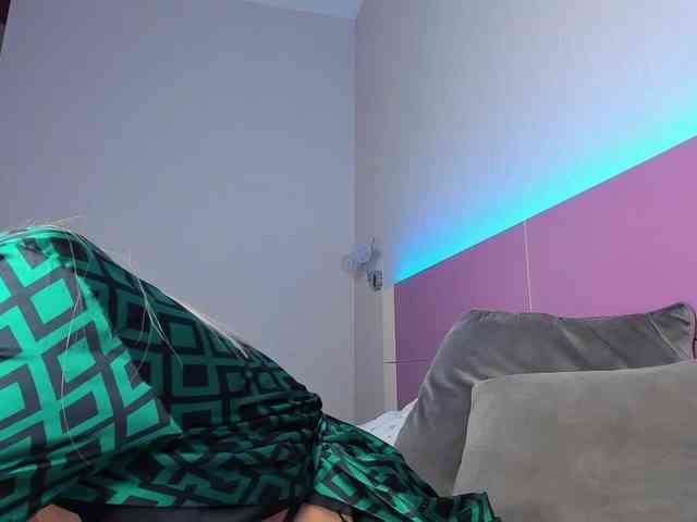 NaughtyBlond4 webcam