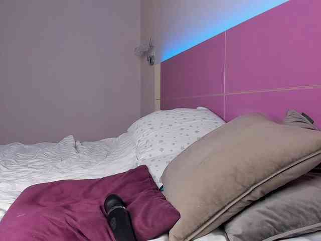 NaughtyBlond4 webcam