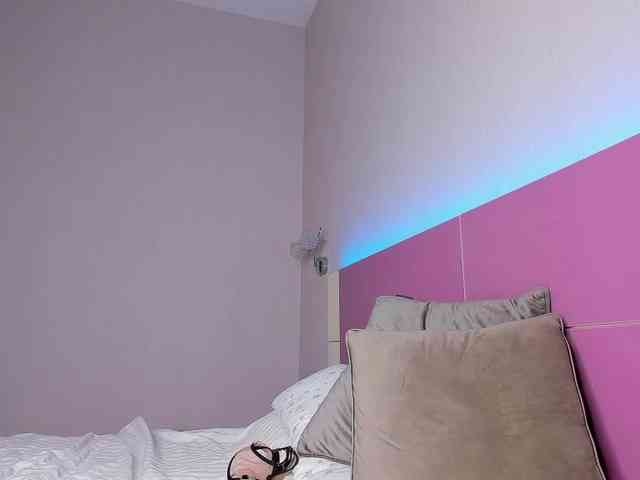 NaughtyBlond4 webcam