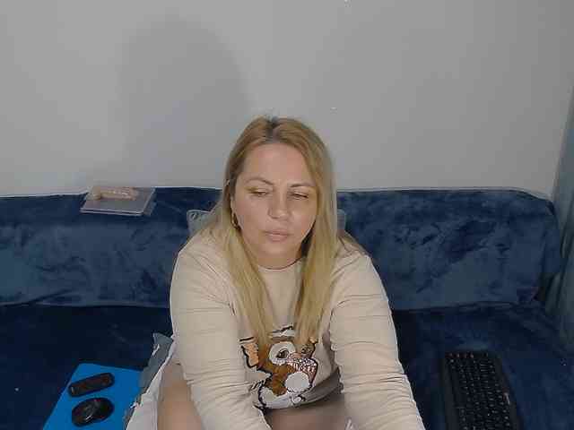 EllaSwan webcam