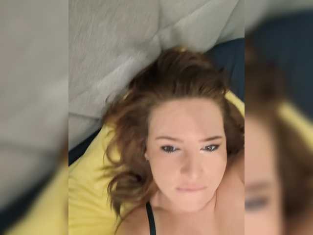 Entra en el chat con el modelo Katniss_K Katniss_K