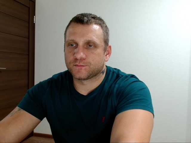B-L-O-N-D webcam
