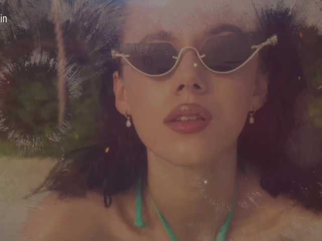 Entra en el chat con el modelo Taanni Taanni