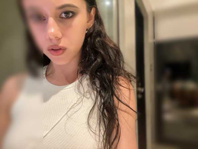 Entra en el chat con el modelo Taanni Taanni