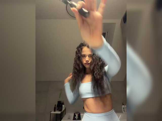 Entra en el chat con el modelo Taanni Taanni