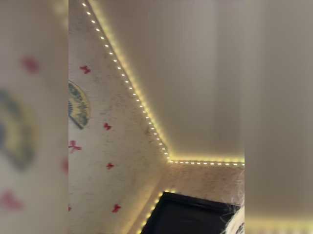 Accedi alla chat con il nickname LittleDelora LittleDelora