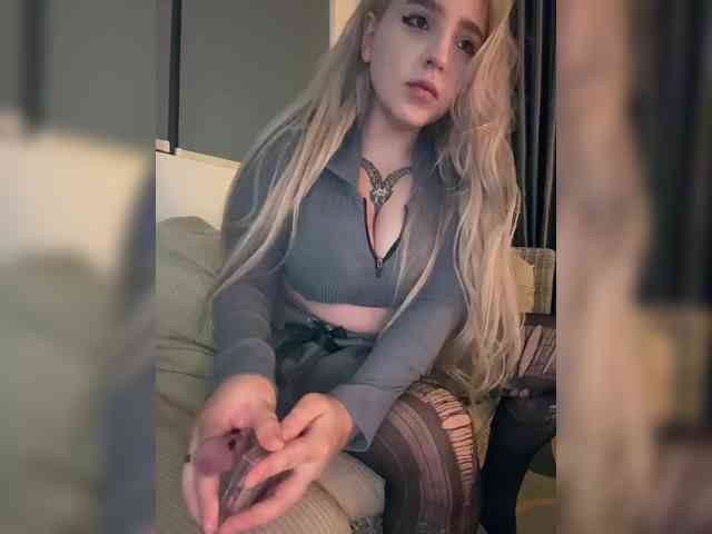LittleDelora webcam
