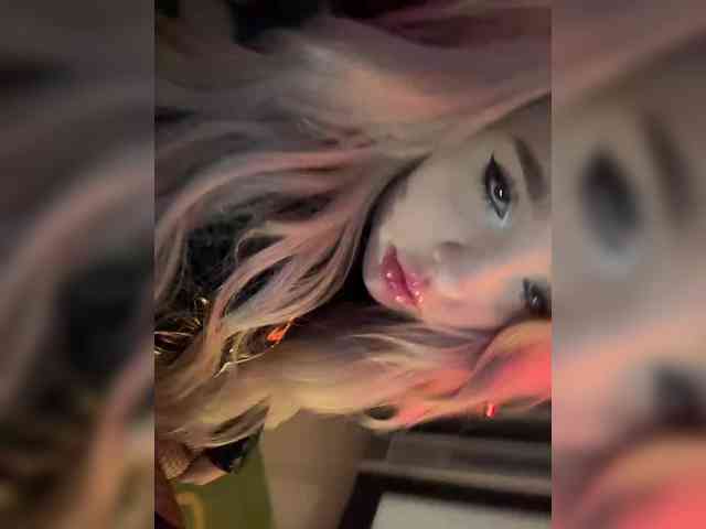 LittleDelora webcam