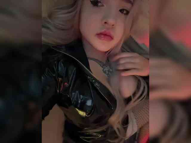 LittleDelora webcam
