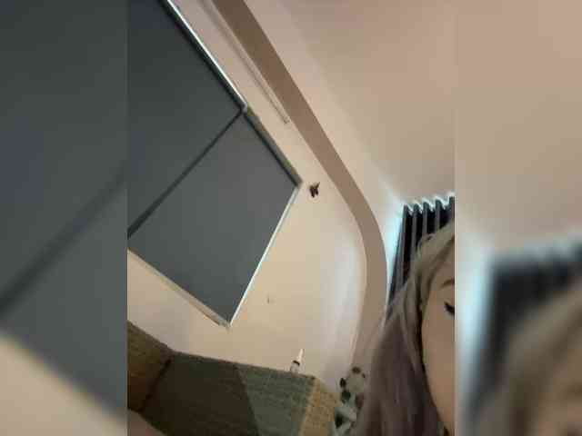 LittleDelora webcam