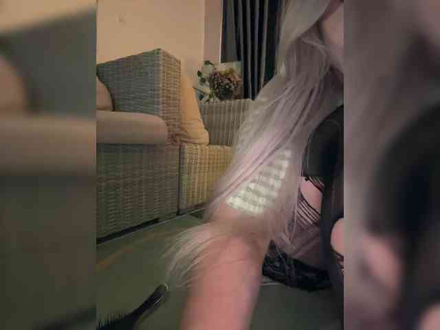 LittleDelora webcam