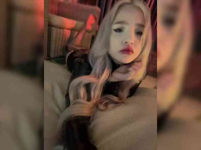 LittleDelora webcam