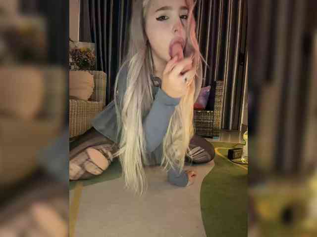 LittleDelora webcam