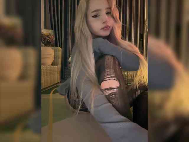 LittleDelora webcam