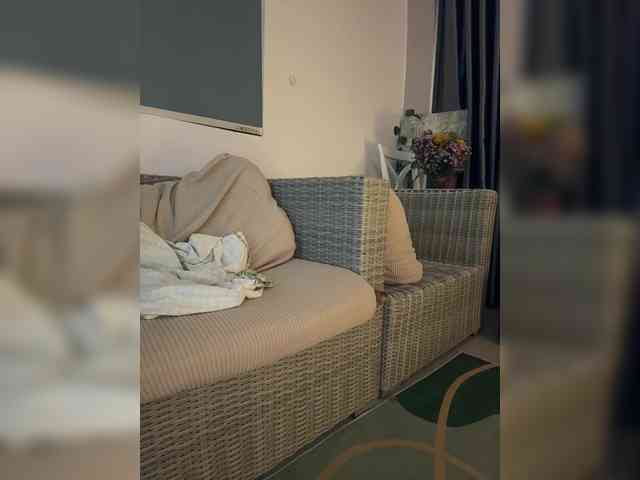 LittleDelora webcam
