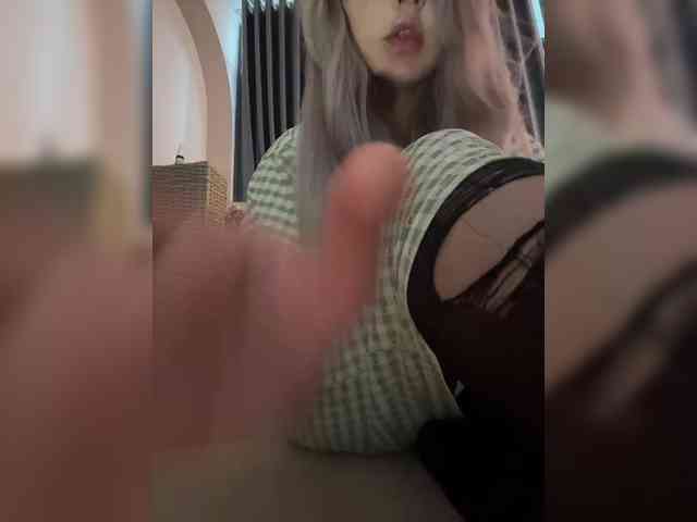LittleDelora webcam