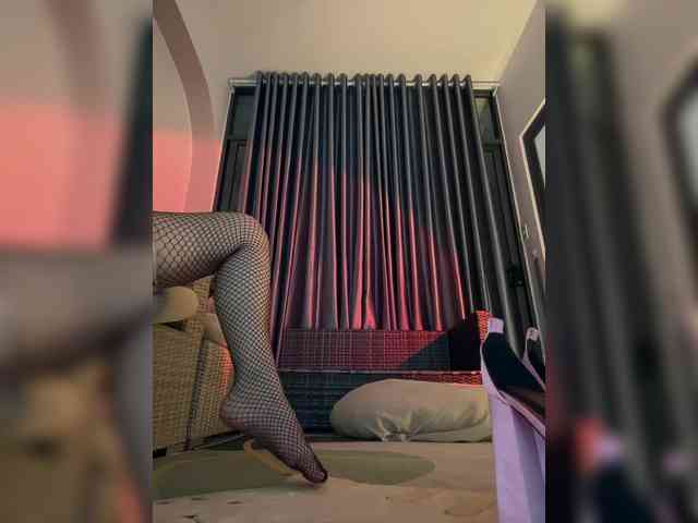 LittleDelora webcam