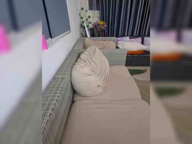 LittleDelora webcam