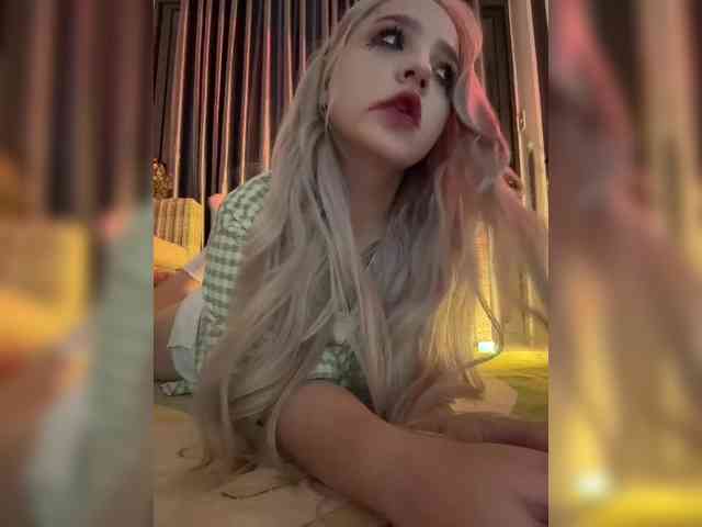 LittleDelora webcam