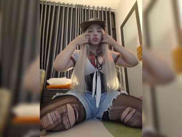 LittleDelora webcam