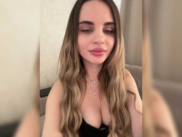 Entra en el chat con el modelo LedyMiya LedyMiya