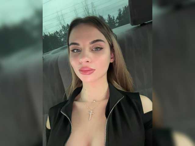 Entra en el chat con el modelo LedyMiya LedyMiya