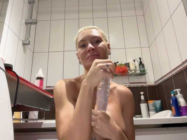 NIKOLE_Censori webcam