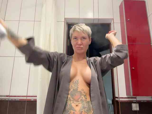 NIKOLE_Censori webcam