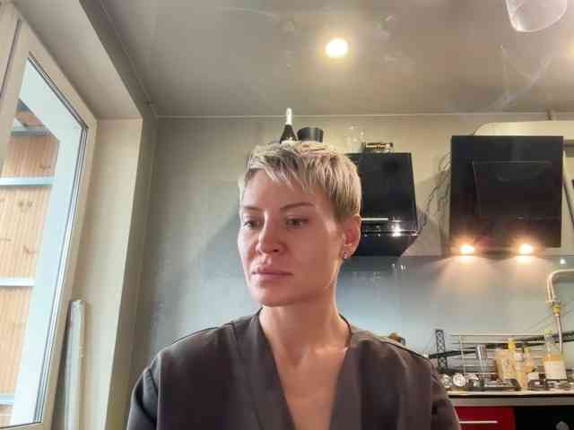 NIKOLE_Censori webcam