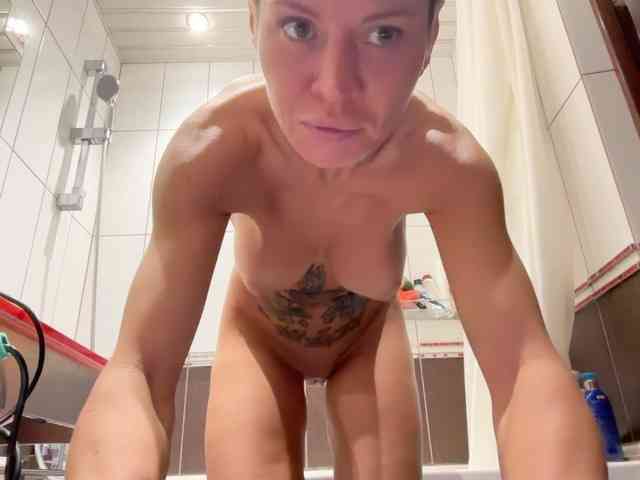 NIKOLE_Censori webcam