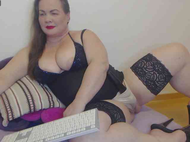 Lady-Adrianna webcam