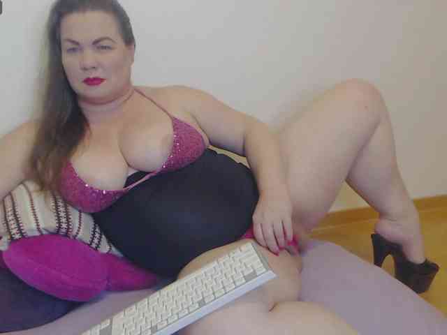 Lady-Adrianna webcam