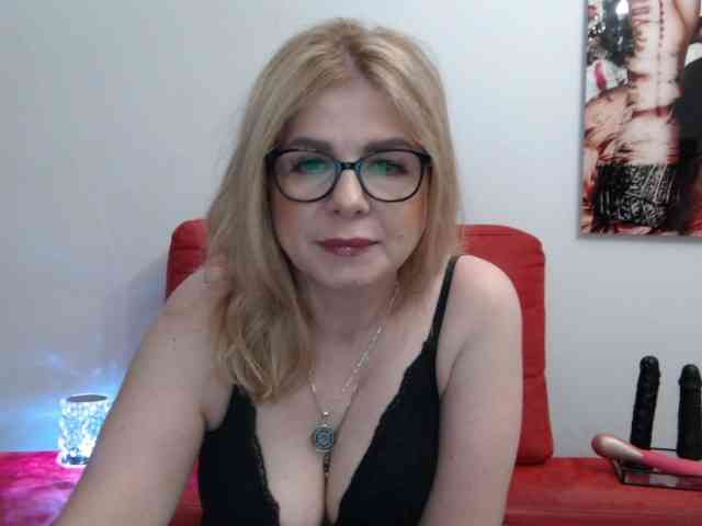MilfHester4U webcam
