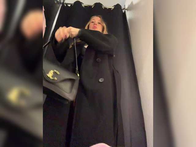 Entra en el chat con el modelo LiiBaby LiiBaby