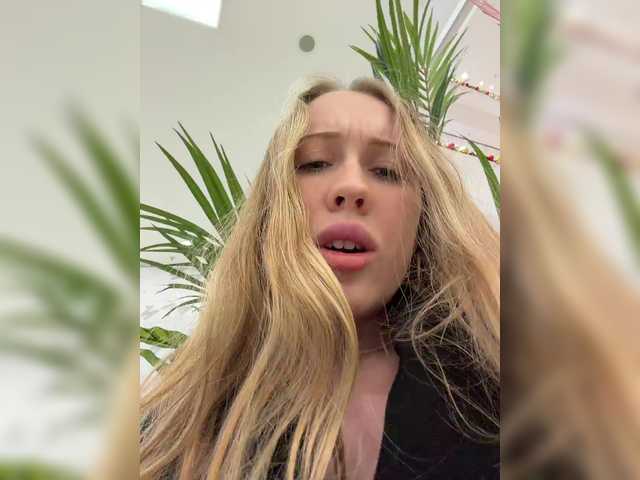 Entra en el chat con el modelo LiiBaby LiiBaby