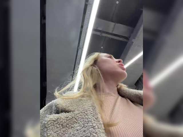 Entra en el chat con el modelo LiiBaby LiiBaby