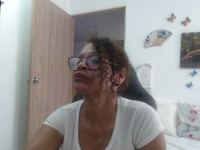 BustyXMilf webcam