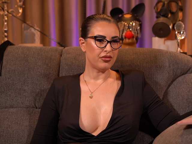 Entra en el chat con el modelo KellyKent KellyKent