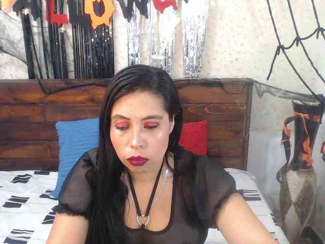 NikkiMilky webcam