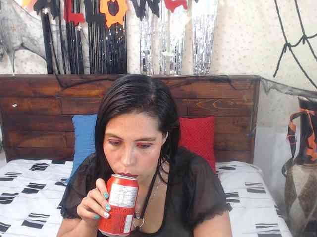 NikkiMilky webcam