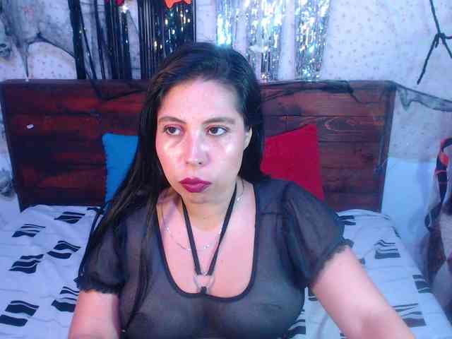 NikkiMilky webcam