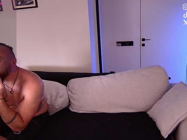 Vai a chattare su NIKI7377 NIKI7377